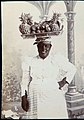 Collectie Nationaal Museum van Wereldculturen TM-60062322 Studioportret van een fruitverkoopster Barbados M.A.N. (Manuel Auguste Nunes) Siza (Fotograaf).jpg