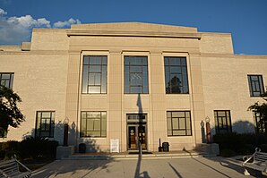 Cook County Courthouse (Georgia) (2016). Das Courthouse entstand im Jahr 1939 mit finanzieller Unterstützung der Public Works Administration und wurde 1973 erweitert. Im Juni 1995 wurde das Gebäude in das NRHP eingetragen.[1]