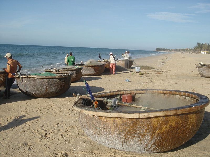 File:Coracle fishing boats in Vietnam 02.jpg