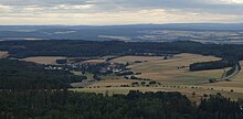 Die Bundesstraße 8 führt im weiten Bogen um die Ortschaft Nieder-Oberrod (Blick vom Zacken)