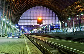 Bahnsteighalle mit Glasdach