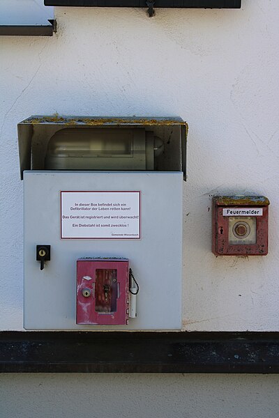 File:Defibrillator Feuerwehrhaus Oberwiesenbach.jpg