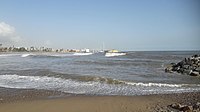 El dia després del temporal Glòria les destrosses eren notables i el mar s'havia endut bona part de la platja, però feia bon temps i les onades eren espectaculars.