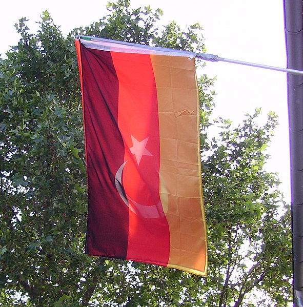 File:Deutsch-tuerkische Flagge.JPG