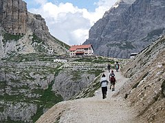 Le refuge Locatelli, et le Sasso di Sesto à gauche.