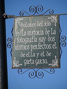 Памятная доска на доме, где родилась Долорес дель Рио, расположенном в городе Виктория-де-Дуранго, Мексика. На ней написано: «Долорес дель Рио». В истории фотографии есть два идеальных лица: ее и Греты Гарбо.