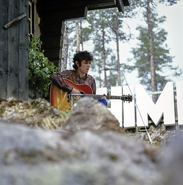 Donovan performing in Finnish Broadcasting Company's television program Ohimennen in June 1966.