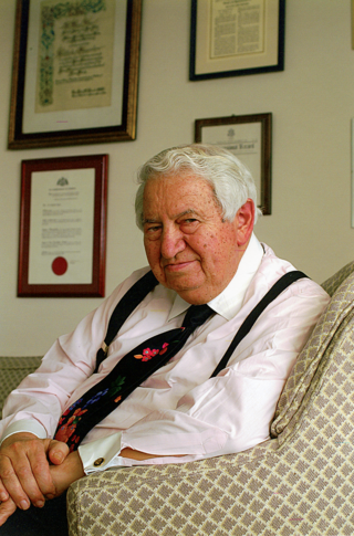 <span class="mw-page-title-main">Robert Ross (entrepreneur)</span> American entrepreneur (1918–2011)