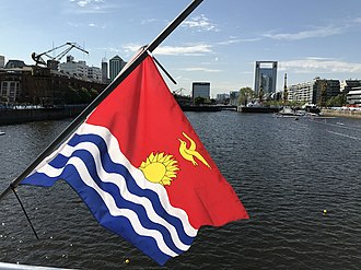 Puente de la Mujer. Drapeau des Kiribati sur le Puente de la Mujer, darse no 3, lors des epreuves d'aviron des Jeux olympiques de la jeunesse de 2018.jpg