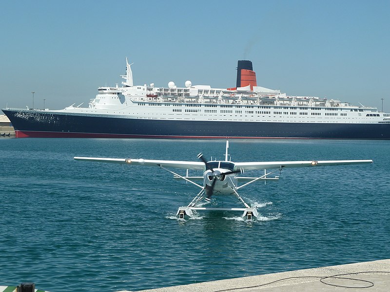 File:Dubai - Die Queen Elizabeth 2 ankert für immer in Dubai und wird zum Hotel umgebaut - panoramio.jpg