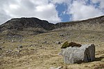 Vorschaubild für Datei:Dungeon Stone below Dungeon Hill - geograph.org.uk - 2931865.jpg