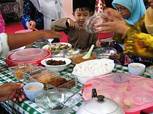 Repas traditionnel après la fin du jeûne du mois de ramadan en Malaisie