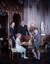Putera Charles bersama bondanya, Elizabeth II; ayahandanya, Putera Philip, Duke Edinburgh; dan adindanya, Puteri Anne