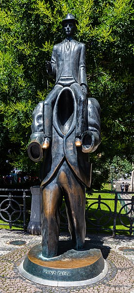 File:Estatua de Franz Kafka, Praga, República Checa, 2022-07-02, DD 30.jpg