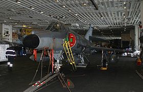 un Dassault-Breguet Super Étendard en el hangar