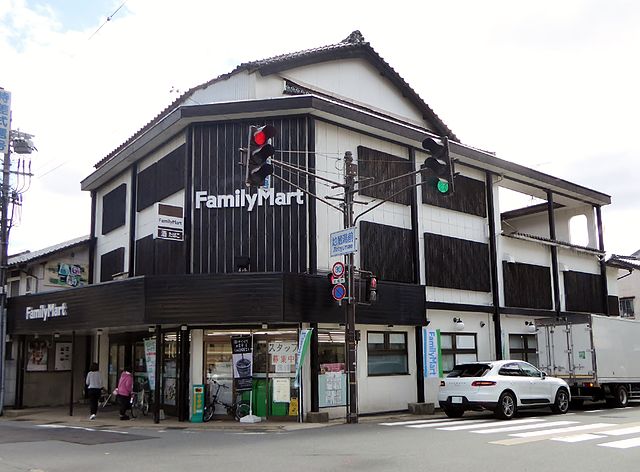 日本城崎溫泉分店（圖片來源：Tokumeigakarinoaoshima＠Wikimedia Commons）