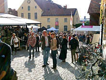 Mingling at Almedalen Week in 2014 Folk pa Donners plats Almedalsveckan 2014 Visby.jpg