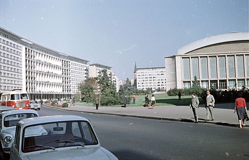 File:Forradalom tér, jobbra a Sala Palatului. Fortepan 16858.jpg