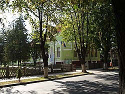 Edificio de la prefectura del condado de Tecuci del período de entreguerras, actualmente un club juvenil de la ciudad.