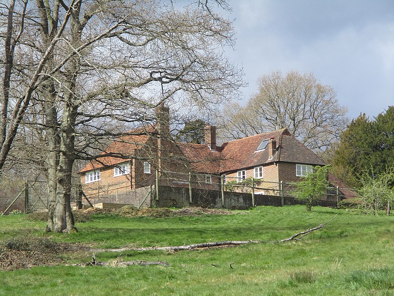 File:Frillinghurst Old Manor, Chiddingfold 03.jpg