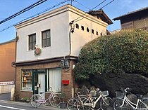 当風呂屋に隣接する旧理髪店の建物（2018年4月）