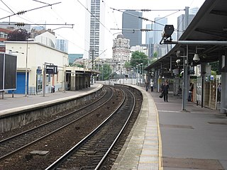Les quais des trains (à l'arrière-plan, La Défense).
