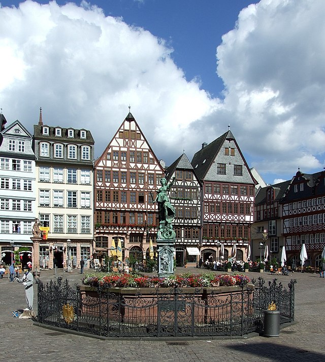 Der Gerechtigkeitsbrunnen auf dem Römerberg in Frankfurt am Main