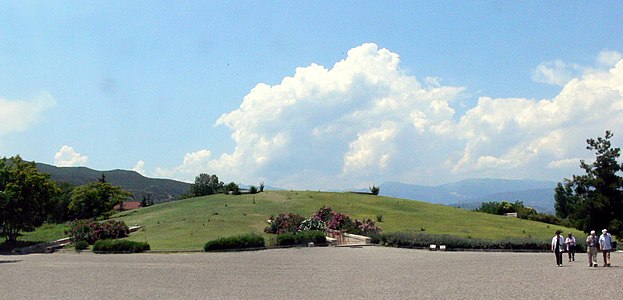 Tumulus dit « la Grande Toumba », dans lequel se situe la tombe de Philippe II. .