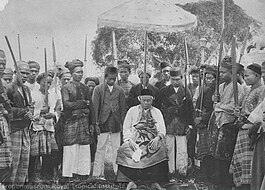 Group Portrait of Sultan Thaha Syaifuddin Jambi and his followers. Groepsportret met Sultan Thaha Syaifuddin van Djambi en zijn gevolg (1904).jpg