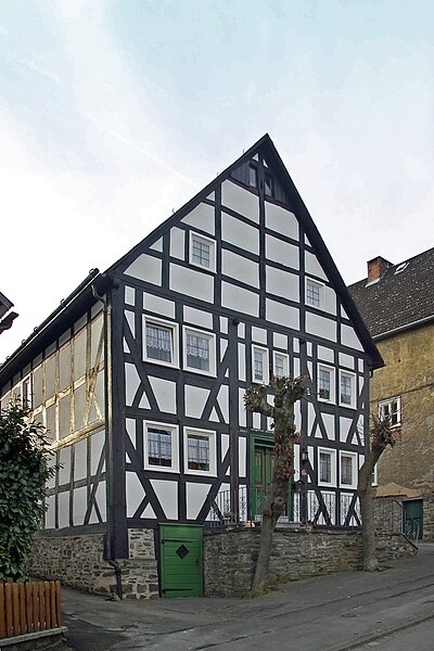 File:Hallenberg-Fachwerkhaus Petrusstraße 10.jpg