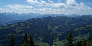 Large arch of the group of horns from the Steineberg (Nagelfluhkette);  in the middle the Gunzesried valley;  on the left the Ofterschwanger Horn, on the far right the Riedberger Horn;  in the background the main ridge of the Allgäu Alps