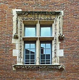 Fenêtre à meneau de la cour de l'hôtel de Cheverry.