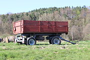 Čeština: Přívěs za traktor stojící na louce u Hrachovic, části Mírové pod Kozákovem. This file was created as a part of the photographic program of Wikimedia Czech Republic. Project: Fotíme Česko The program supports Wikimedia Commons photographers in the Czech Republic.