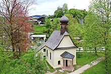 Hubertuskapelle (im Hintergrund rechts der Hanauer Stein)