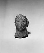 Cabeza de cerámica popular de una deidad india del siglo III a.C. Museo Walters, Baltimore.