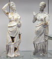 Dve elegantni dami, keramični figurini, 350–300 pr. n. št.