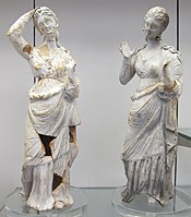 Deux dames élégantes, figurines en poterie, 350–300