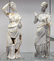 Figurines de porzolana representando dos muyeres elegantemente vistíes (350–300 e.C.).