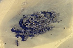 Uitzicht op de jebel Arkanu vanuit de ruimte (noordoosten is onderaan).