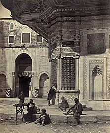 James Robertson und Felice Beato, Porte imperial de l’ancien Serail (Brunnen von Ahmed III), um 1854.jpg