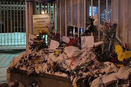 Bloemen, kaarsen en potloden bij de Franse ambassade in Moskou