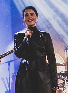 Jessie Ware in the Islington Assembly Hall in September 2017 (13).jpg