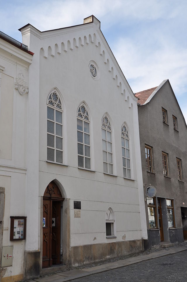 Jindřichův-Hradec-synagoga-dnes-husitský-kostel2013a.jpg