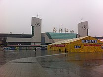 Tenda untuk menitipkan kendaraan di alun-alun stasiun selama arus "mudik" versi Tiongkok yang disebut Chunyun, Februari 2019