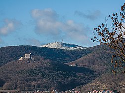 Blick auf die Kalmit über das Hambacher Schloss