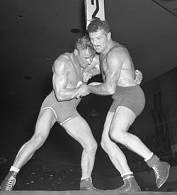 Tšikhladze (oik.) painimassa Kelpo Gröndahlia vastaan Helsingin olympialaisissa 1952.