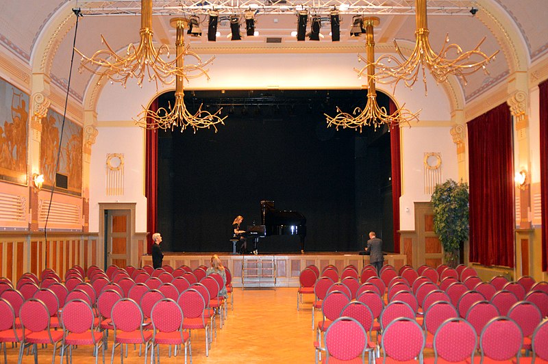 File:Kleine zaal Concertgebouw De Vereeniging Nijmegen Bouwjaar 1917-1919 Oscar Leeuw Huib Luns en Egidius Everaerts podiumzicht.jpg