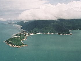 Vue aérienne de l'île par le sud-est.