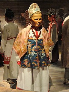 Национальный костюм коми в Музее культур в Хельсинки[fi]. Полудница чаще представлялась в виде женщины в обычной крестьянской одежде