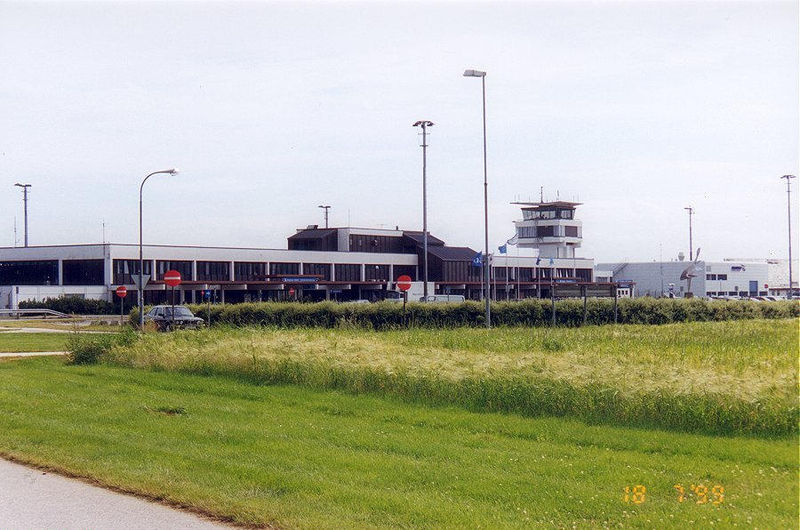 File:Kristiansand Airport Kjevik front.jpg